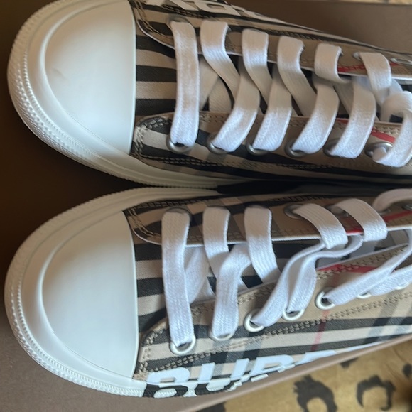 Burberry Canvas Shoes only wore once too big more like 7 - Picture 3 of 6
